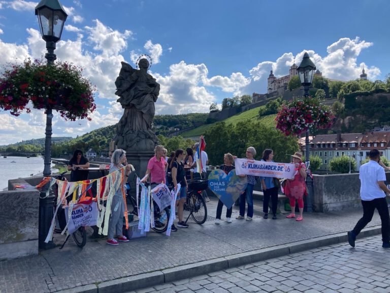 Baender Uebergabe auf der mainbruecke in Wuerzburg 768x576