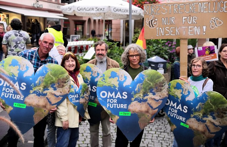 FFF Demo Bingen 7 Gruppe Margit mit Insektenschild1 768x497