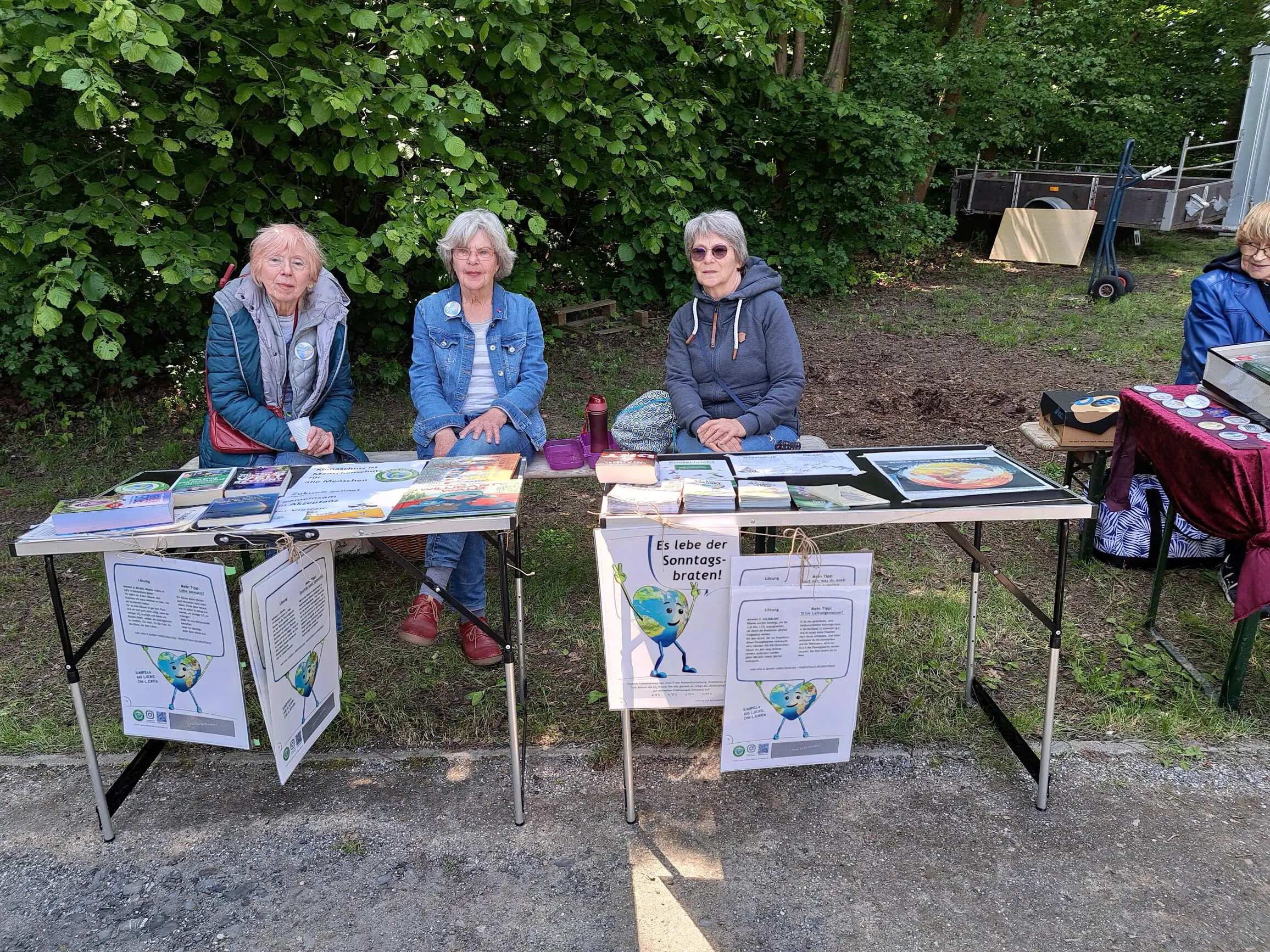 Drei Omas sitzend an einem Tisch am Stand-Tag DerVielfalt