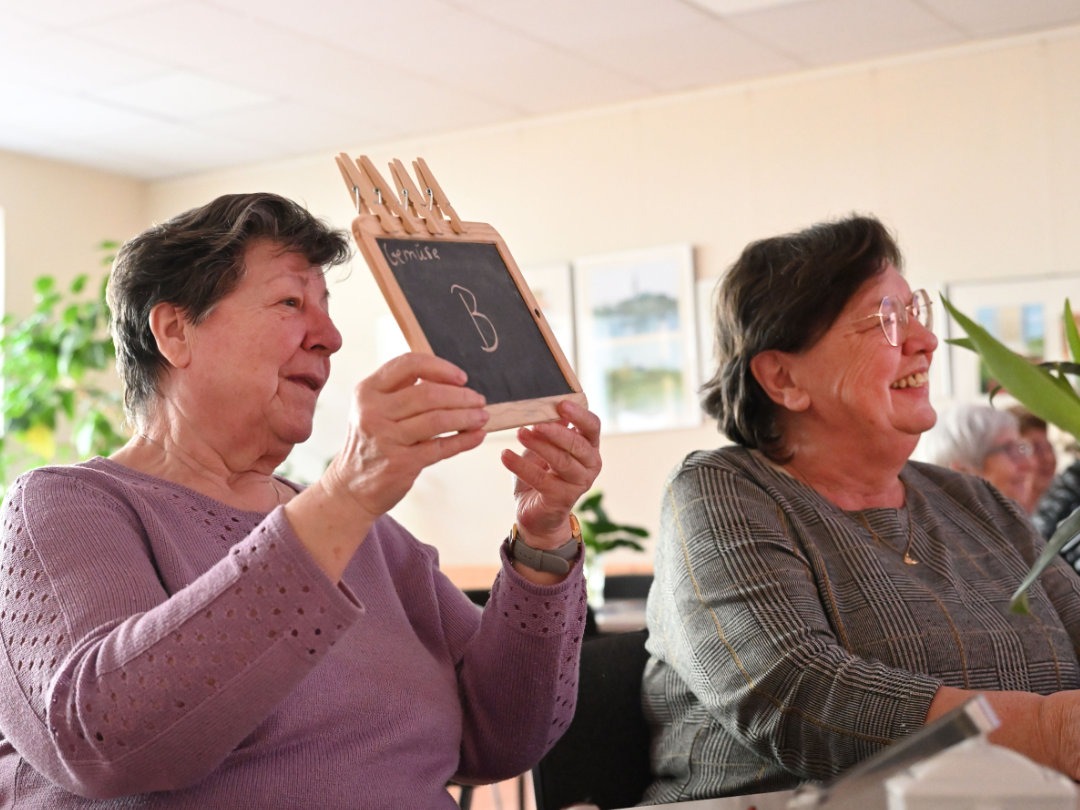 zwei Frauen spielen das Zukunftsquiz.