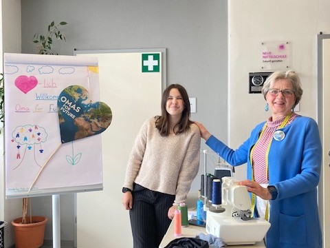 Omas for Future kuerzt Lailas Hose 2 1