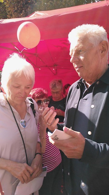 Eine Teilnehmerin der Omas for Future im Gespräch mit dem Oberbürgermeister