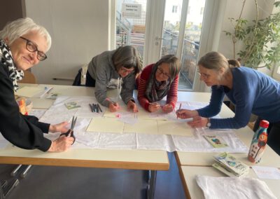 Mitglieder von Omas for Future München bei einem Treffen im EineWelt Haus