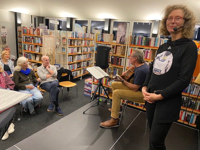 Gitarrist Griesohn und Poetin Klee auf der Bühne in der Stadtbücherei Kamen