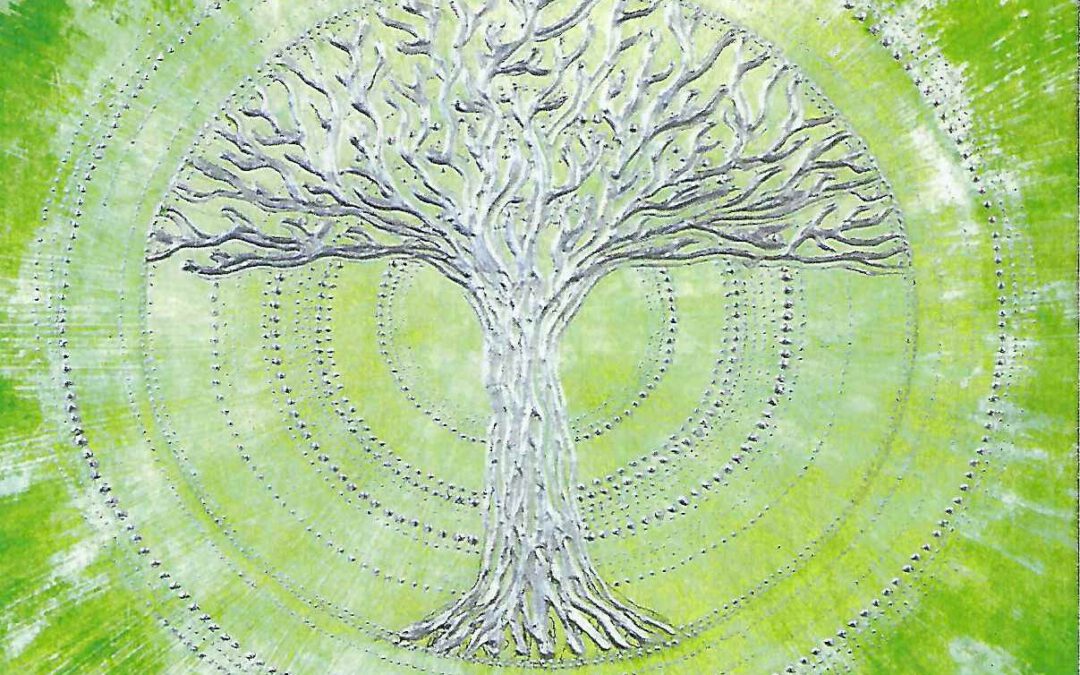 Lebensbaum in grau vor grün gemustertem Hintergrund