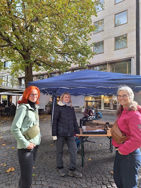 Mitglieder der Omas for Future München informieren am Mehrweg-Stand, Rotkreuzplatz 2025