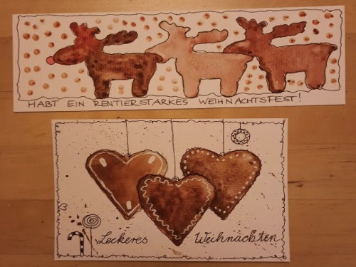 Zwei illustrierte Weihnachtskarten: die obere zeigt drei braune Rentiere mit dem deutschen Text Habt ein rentierstarkes Weihnachtsfest! und die untere zeigt drei herzförmige Kekse und liest Leckeres Weihnachten.