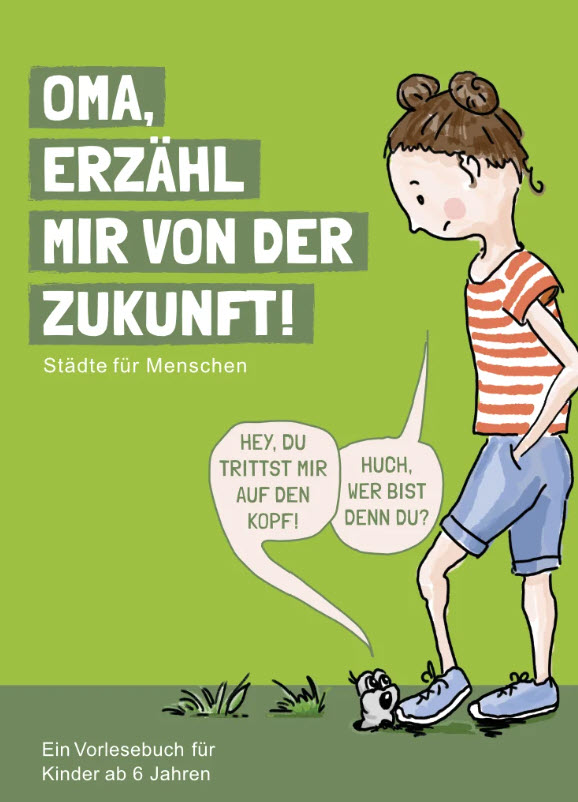 Illustration eines jungen Mädchens in gestreiftem Hemd und Shorts im Gespräch mit einer kleinen, überraschten Maus im Gras. Der Text auf Deutsch lautet: "Oma, erzähl mir von der Zukunft!" und weitere Dialoge zwischen dem Mädchen und der Maus.