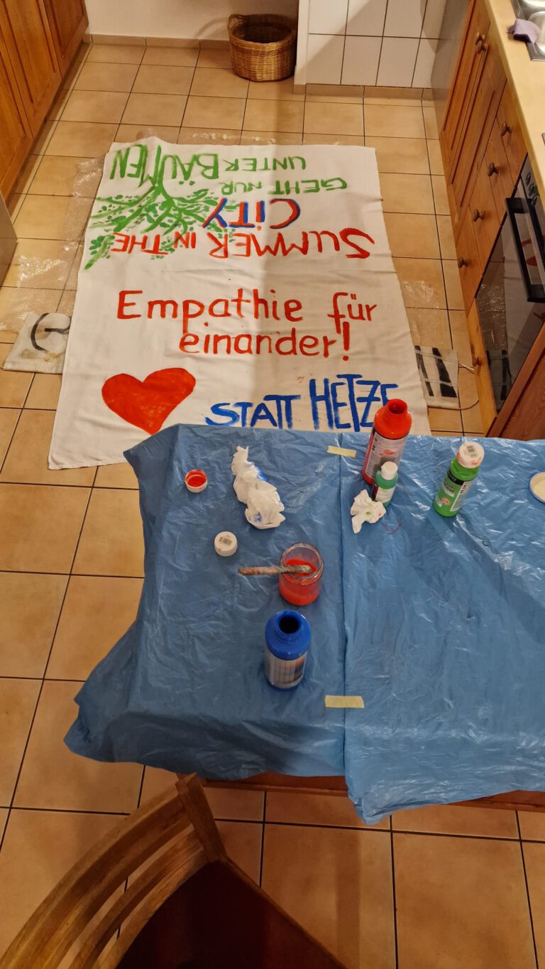 Banner malen fuer Ampelaktion Febr26 Augsburg©O4F 768x1364