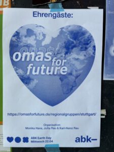 Ein Plakat mit einem blauen Herz, das eine Weltkarte und den Text omas for future enthält. Zusätzlicher deutscher Text bietet Veranstaltungsinformationen, einen Link zur Website, die Namen der Organisatoren und Details zum ABK Earth Day.