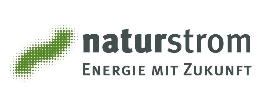 Logo von Naturstrom mit einer grünen gepunkteten Form auf der linken Seite und dem Text "naturstrom" und "Energie mit Zukunft" auf der rechten Seite, was auf Deutsch Energie mit Zukunft bedeutet.