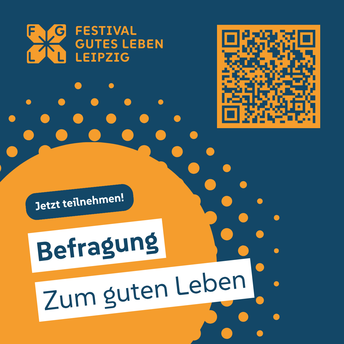 Plakat für das Festival „Gutes Leben Leipzig“ mit einem QR-Code und einem Text, der zur Teilnahme an einer Umfrage zum Thema „Gutes Leben“ einlädt, vor einem blau-orangefarbenen Hintergrund mit gepunkteten Kreisen.