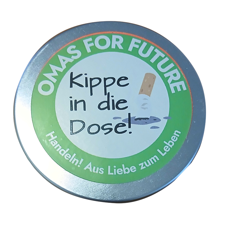 Eine runde Dose mit einem Etikett, auf dem „OMAS FOR FUTURE – Kippe in die Dose! Handeln! Aus Liebe zum Leben“ steht und das eine Zigarettenkippe zeigt, die in einem Behälter entsorgt wird.